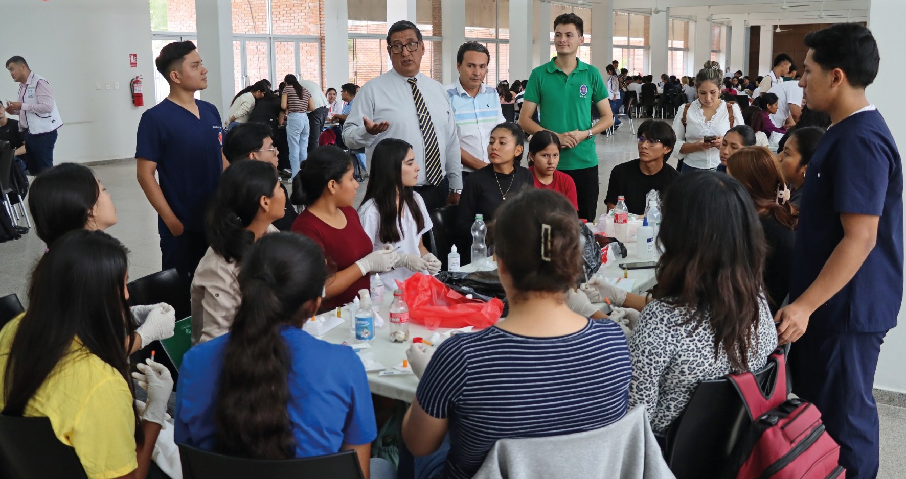 Estudiantes fortalecen habilidades clínicas en taller de inyectables y venoclisis
