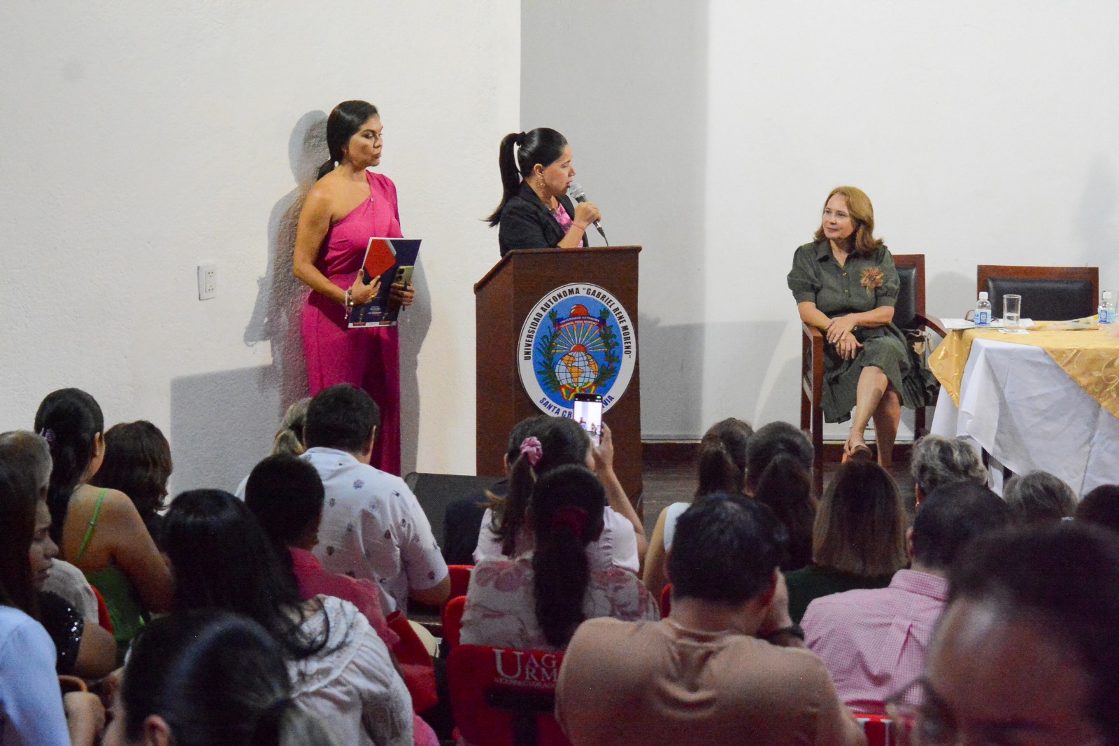 𝐔𝐀𝐆𝐑𝐌 𝐇𝐎𝐌𝐄𝐍𝐀𝐉𝐄Ó 𝐄𝐋 𝐋𝐈𝐃𝐄𝐑𝐀𝐙𝐆𝐎 𝐃𝐄 𝐃𝐎𝐂𝐄𝐍𝐓𝐄𝐒, 𝐀𝐃𝐌𝐈𝐍𝐈𝐒𝐓𝐑𝐀𝐓𝐈𝐕𝐀𝐒 𝐘 𝐄𝐒𝐓𝐔𝐃𝐈𝐀𝐍𝐓𝐄𝐒 𝐄𝐍 𝐕Í𝐒𝐏𝐄𝐑𝐀𝐒 𝐃𝐄𝐋 𝐃Í𝐀 𝐈𝐍𝐓𝐄𝐑𝐍𝐀𝐂𝐈𝐎𝐍𝐀𝐋 𝐃𝐄 𝐋𝐀 𝐌𝐔𝐉𝐄𝐑