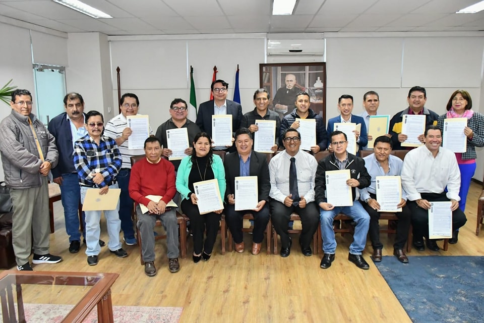 Universidad Autónoma Gabriel René Moreno UAGRM 32 DOCENTES DE LA U.A.G.R.M. RECIBEN RESOLUCIÓN DE CATEGORIZACIÓN