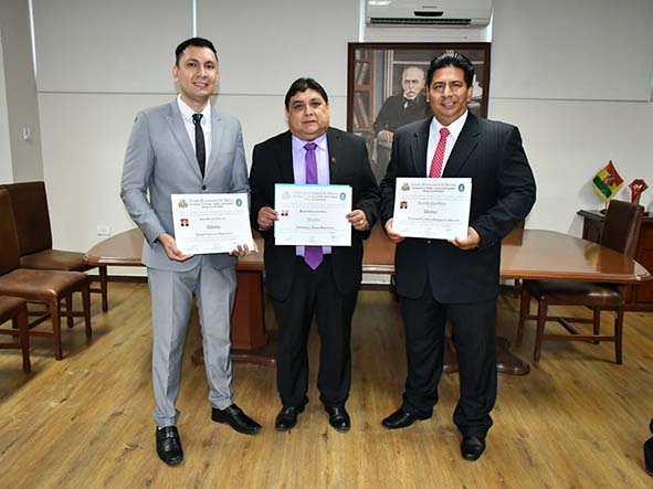 DOCENTES DE LA UAGRM RECIBEN SUS TÍTULOS DE DOCTORADO