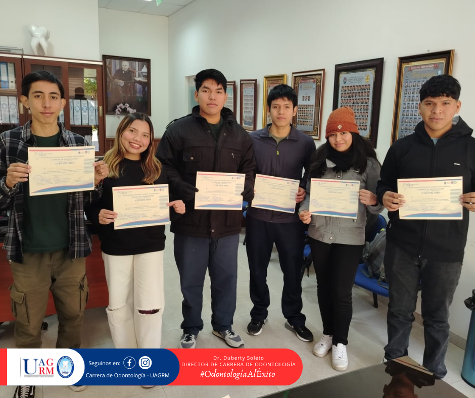 Estudiantes reciben certificados de participación de la 1ra Jornada Odontológica UAGRM