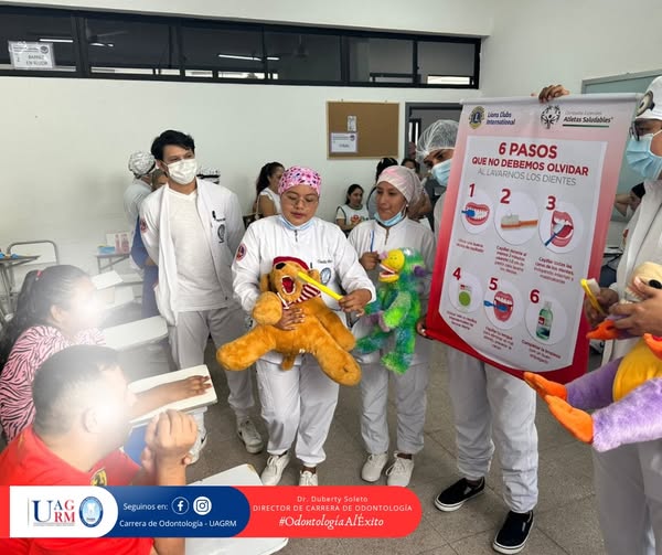 Estudiantes de Odontología en acción