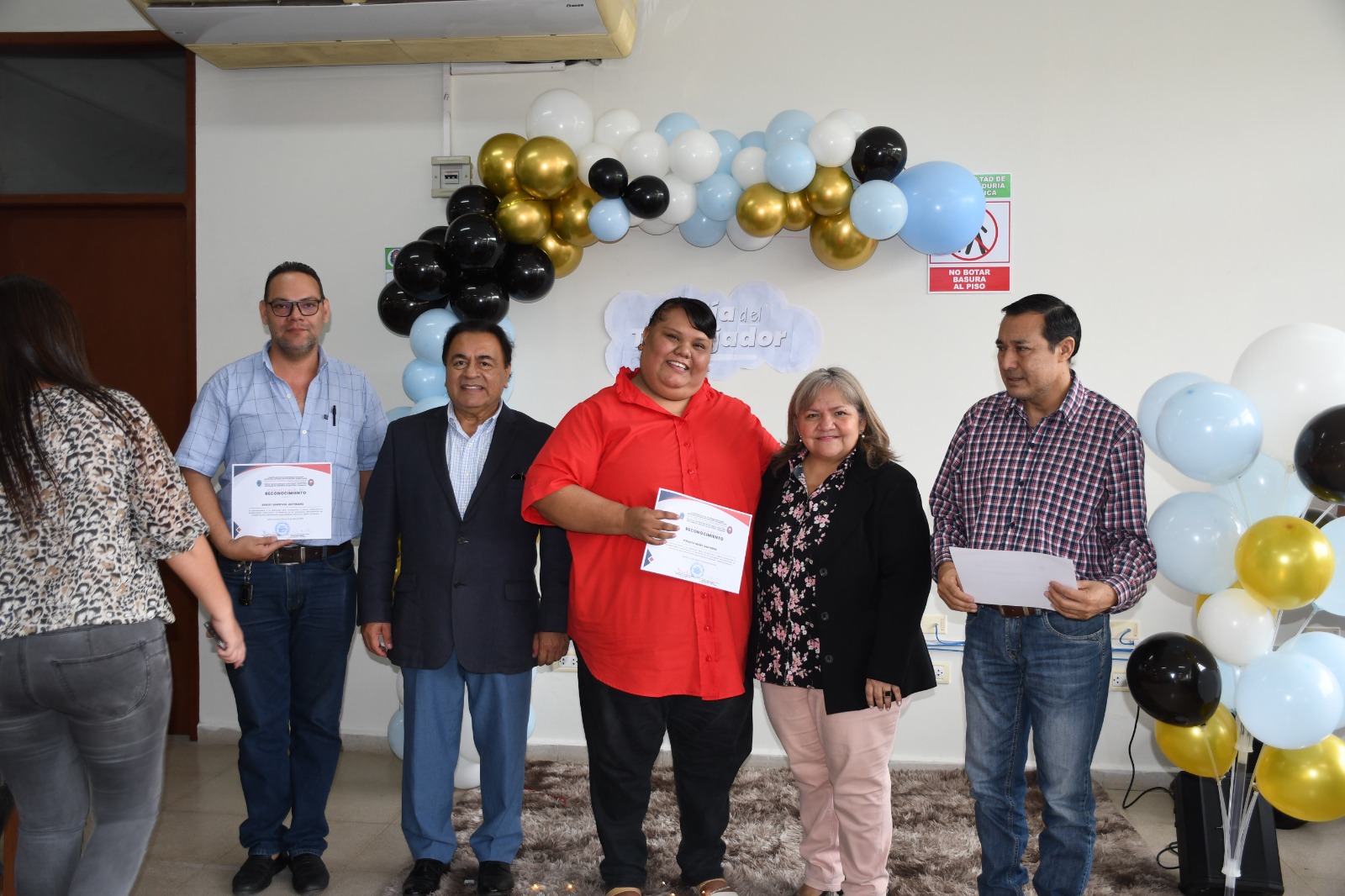 AGASAJO POR EL DIA DEL TRABAJADOR Y ENTREGA DE RECONOCIMIENTO A LOS TRABAJADORES ADMINISTRATIVOS DE LA FACULTAD DE CIENCIAS CONTABLES AL PERSONAL INSTITUCIONAL.
