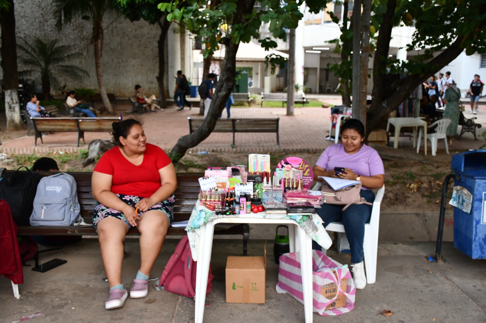 3er BAZAR UNIVERSITARIO El 23 y 24 de mayo se llevó a cabo el 3er Bazar Universitario en homenaje a mamá organizada por la Facultad de Ciencias Contables, esta actividad tuvo lugar en instalaciones de la planta baja de la Facultad donde participaron estudiantes de la UAGRM demostrando su emprendimiento y creatividad para un futuro negocio. Fue todo un éxito donde hubo variedad de emprendimientos y muchos visitantes durante los dos días de Bazar Universitario.