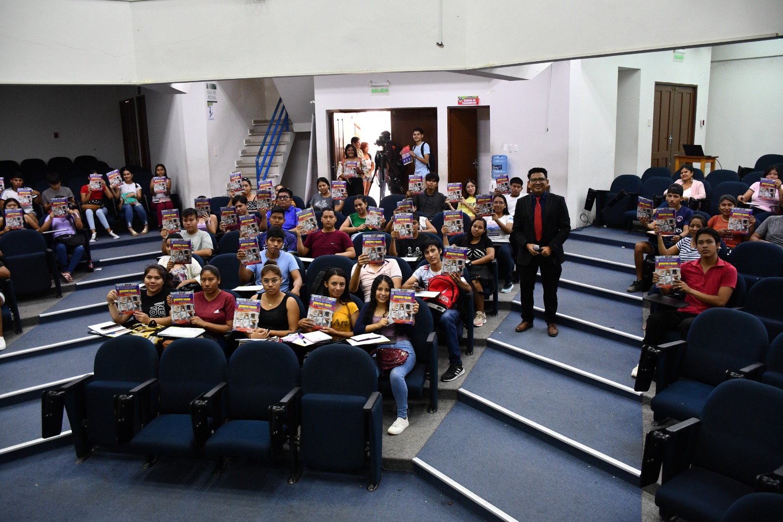 INDUCCION EN PRINCIPIOS Y VALORES PROYECTO DE VIDA DIRIGIDO A LOS APROBADOS EN LA PSA Y CUP I - 2024 Dando la bienvenida a los nuevos aprobados en la PSA y CUP I 2024 de la Facultad de Ciencias Contables en sus carreras: Contaduría Pública e Información y Control de Gestión y Contaduría Pública Virtual, se realizó la Inducción en Principios y Valores “proyecto de vida” para que los estudiantes conozcan el procedimiento como inscribirse como alumnos nuevos. Esta actividad estuvo organizada por la Facultad y el Centro Interno de Contaduría Pública.