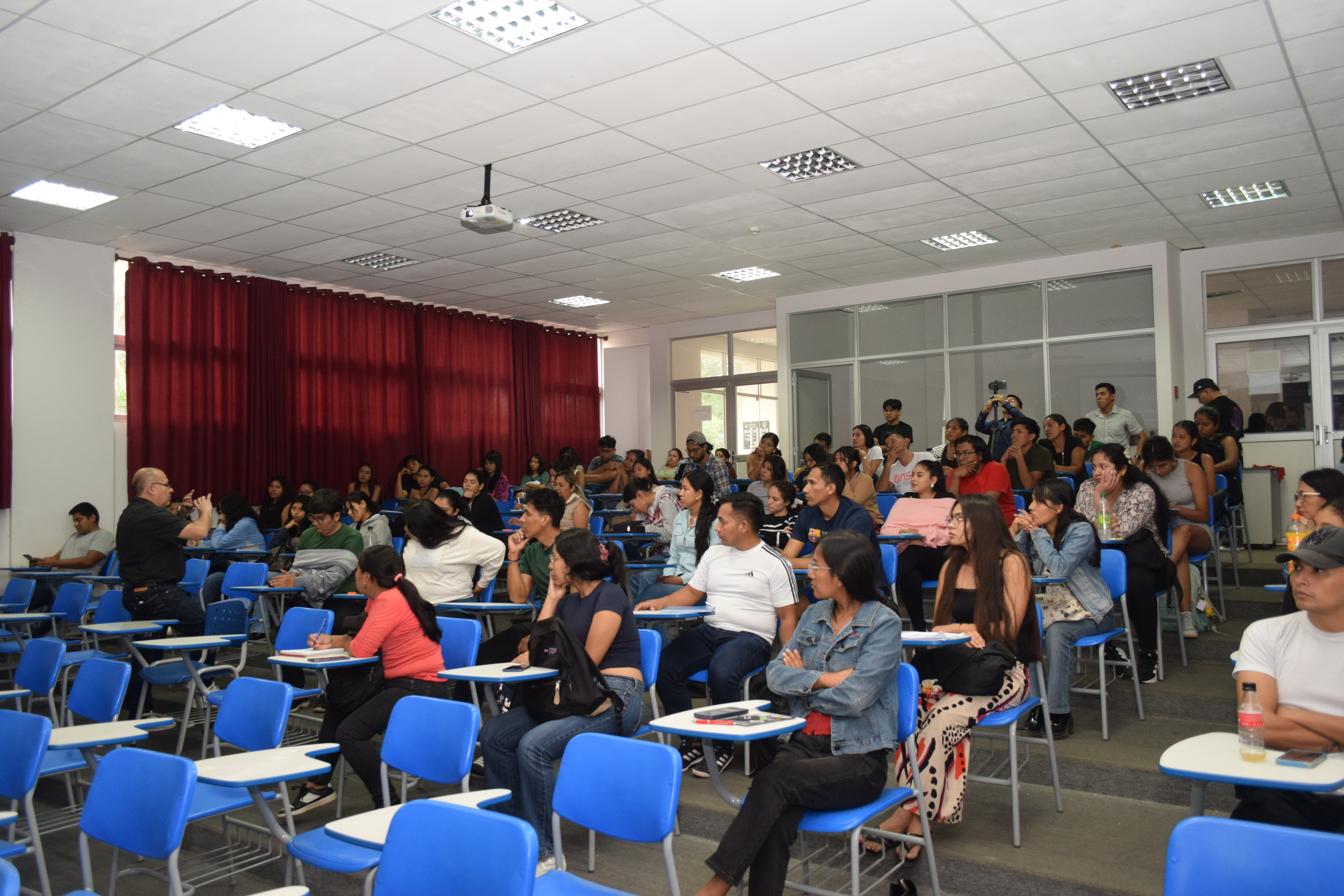 ESPECIALISTAS COMPARTIERON CONOCIMIENTOS Y EXPERIENCIAS EN EL CICLO DE CONFERENCIAS DEL 86 ANIVERSARIO DE VETERINARIA DE LA UAGRM