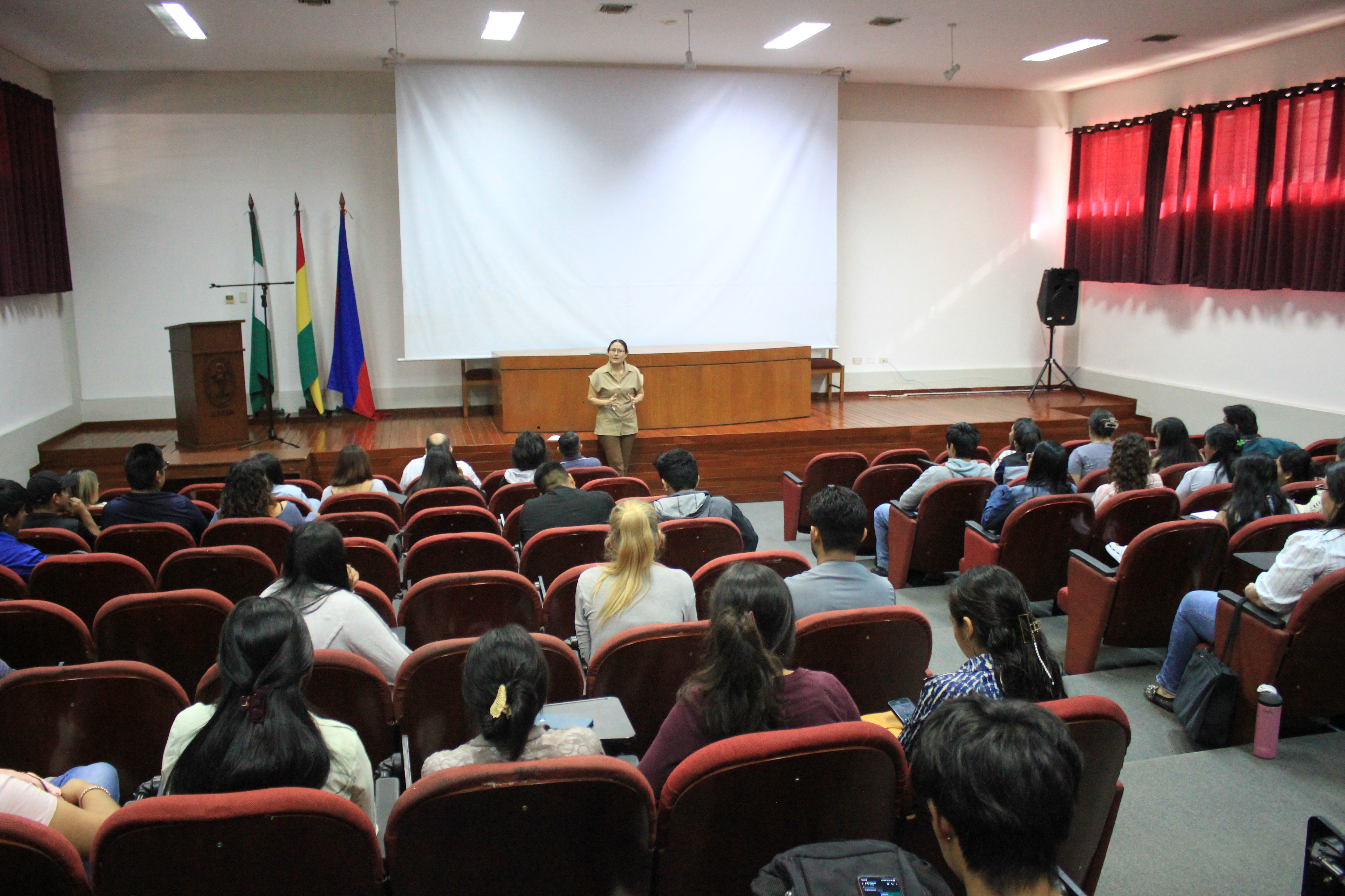 NUEVA METODOLOGÍA  PREPARA A LOS ESTUDIANTES PARA EL EJERCICIO PROFESIONAL Y PERMITE TITULARSE EN EL DÉCIMO SEMESTRE