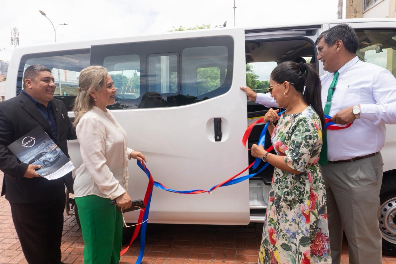 La Facultad de Ciencias Farmacéuticas y Bioquímicas fortalece su gestión académica y administrativa con la incorporación de un minibús